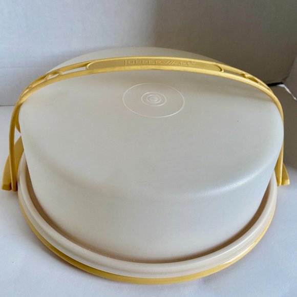 Vintage Tupperware Pie Carrier w/ handle - Picture 2 of 2